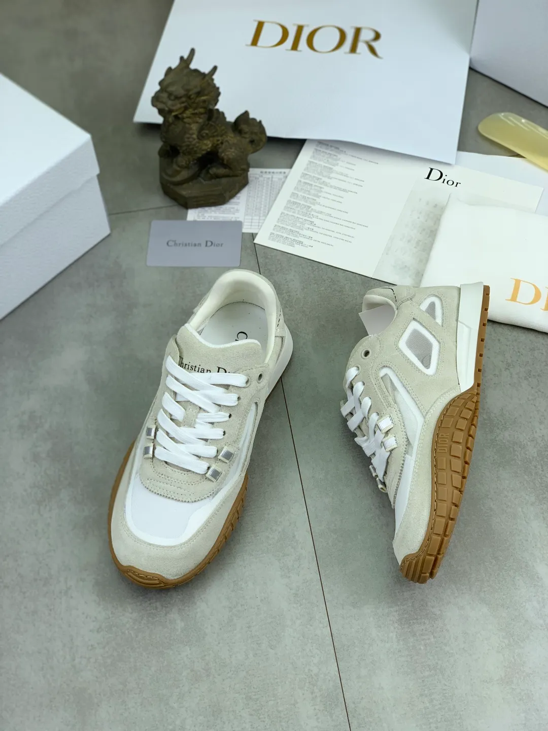 Men's men's shoes P560 new Dior Tech sneakers 2026 early spring series new products, with fashionable details, highlighting retro aesthetics. The light beige anti-suede cow leather upper is spliced ​​with apricot transparent mesh fabric on the side. The upper window edge is adhered with high-frequency flat ironing and back-pressure. It replicates the original craftsmanship, making it beautiful and comfortable without falling off. The interior is made of sheep lining of the same color and is soft and comfortable. The heel and tongue are embellished with the Paris logo. The textured TPU soles with the same color logo. The high-end version is exquisitely packaged with an airplane box, adding to the high-end style. Color: 4️⃣colors available Size: Female 35-41 Male 39-46